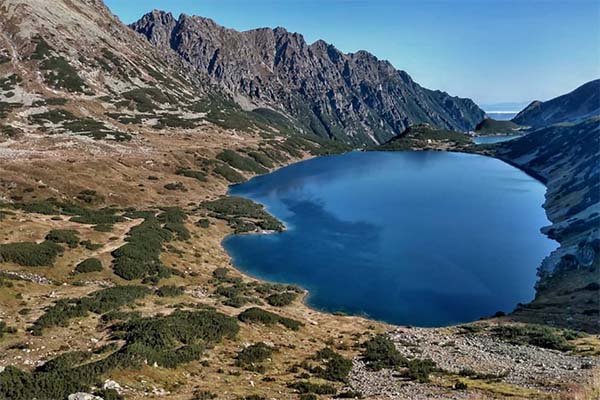 widok na Pięć stawów w tatrach, widać jezioro