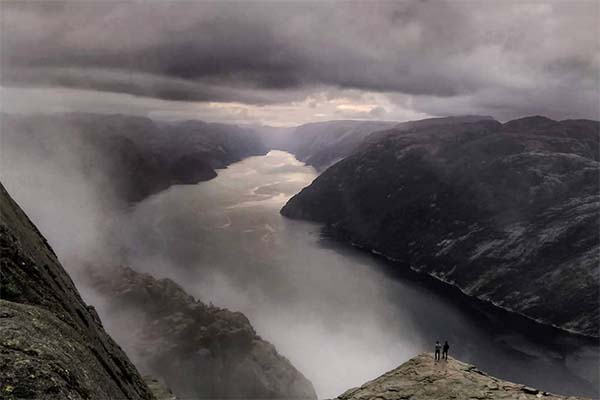 widok z preikestolen w norwegii, zachmurzony fiord