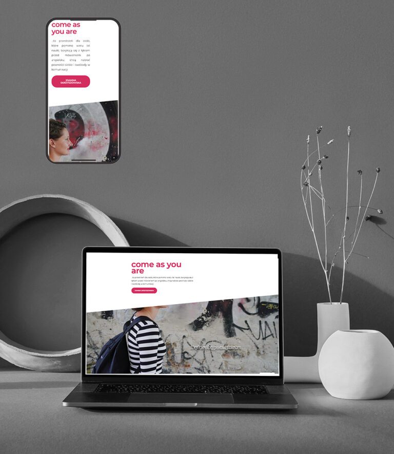 na biurku stoi laptop, w górze widać ekran telefonu, na obu urządzeniach pokazana jest wyświetlająca się strona www